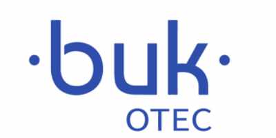 Logo OTEC BUK rectangular. Se lee la palabra buk en minúsculas en medio de dos puntos medios. Bajo la palabra principal aparece en mayúscula y a la derecha la sigla OTEC.