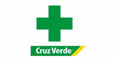 Logo de la farmacia Cruz Verde. Aparece una cruz en color verde y bajo ella la palabra Cruz Verde en color blanco con un fondo verde y una franja amarilla en el lado derecho.